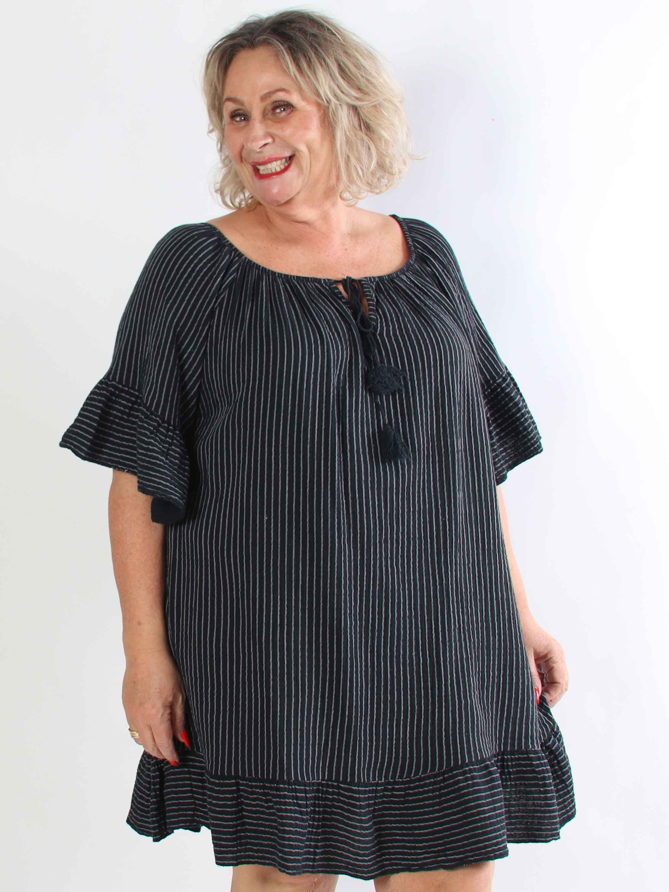 Olly - Blød stribet plus size bomuldskjole med flæsekanter